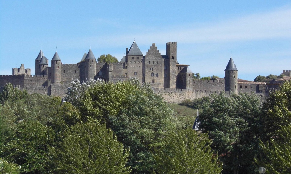 Hounoux Villa | Spacious Villa Near Carcassonne With Large Gardens, Heated Pool, Fabulous View