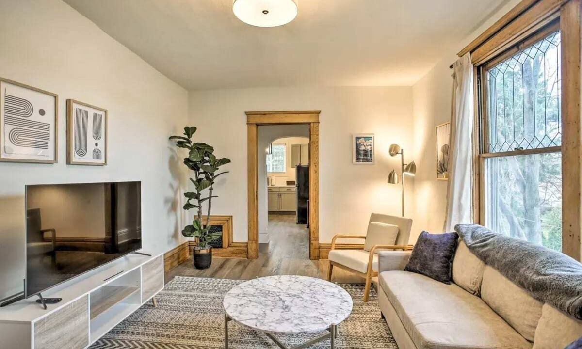 West Central House | Spacious Villa-Triplex in Kendall Yards - Sleeps 13