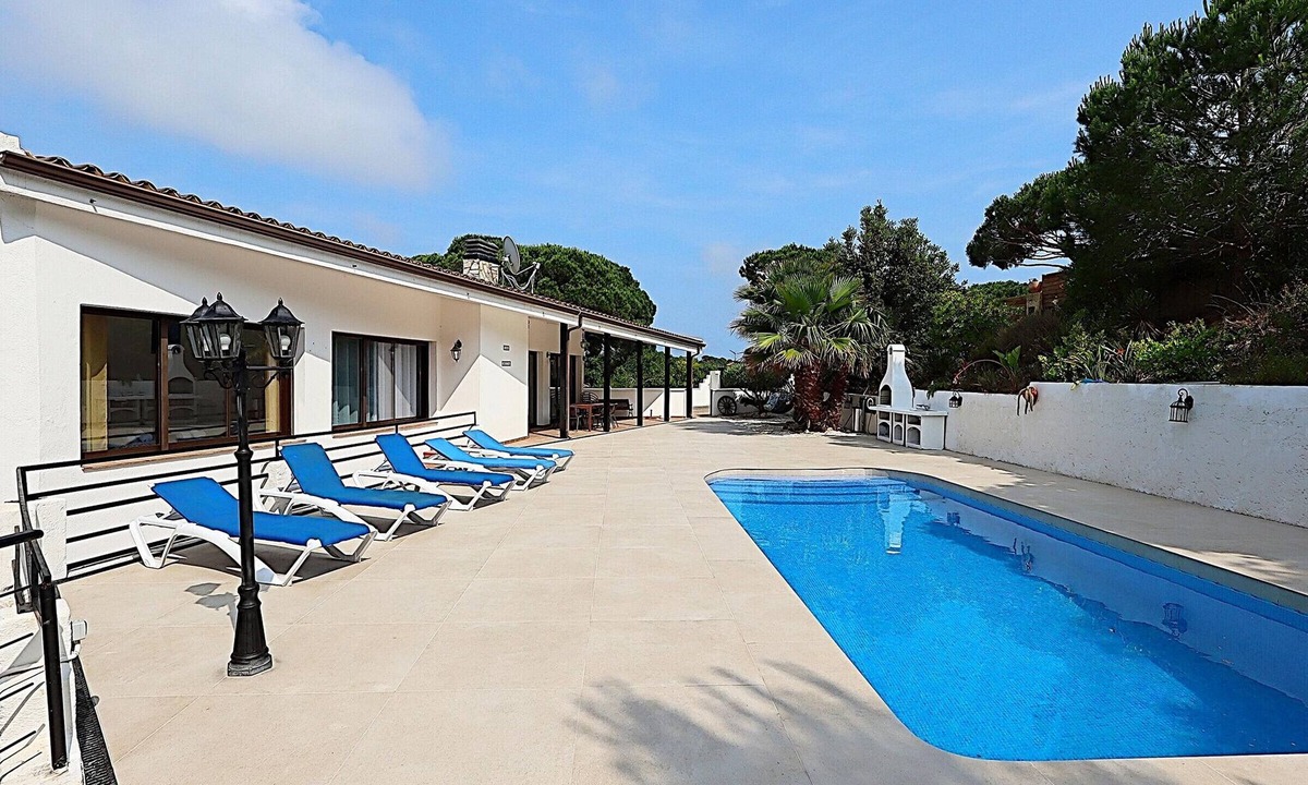 Tossa de Mar Cottage | Spacious Villa with Private Pool & BBQ, Near Lloret de Mar