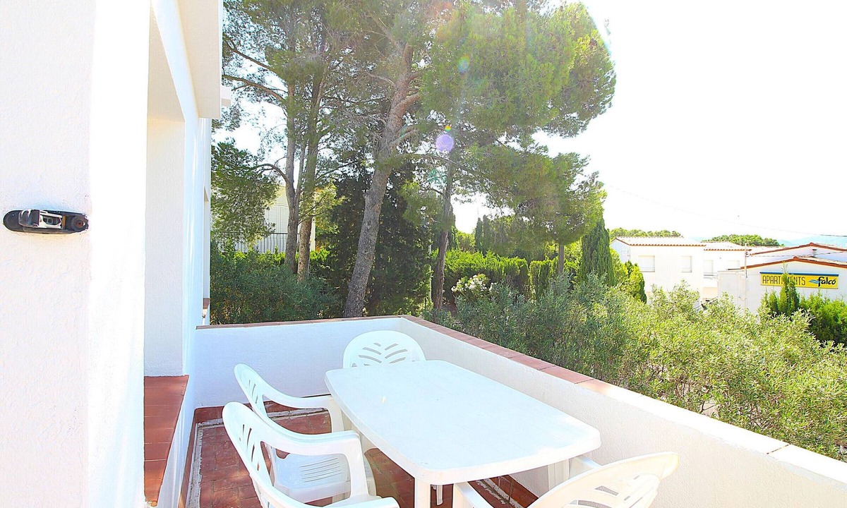 Llanca Cottage | Spacious Villa with Garden Near the Beach