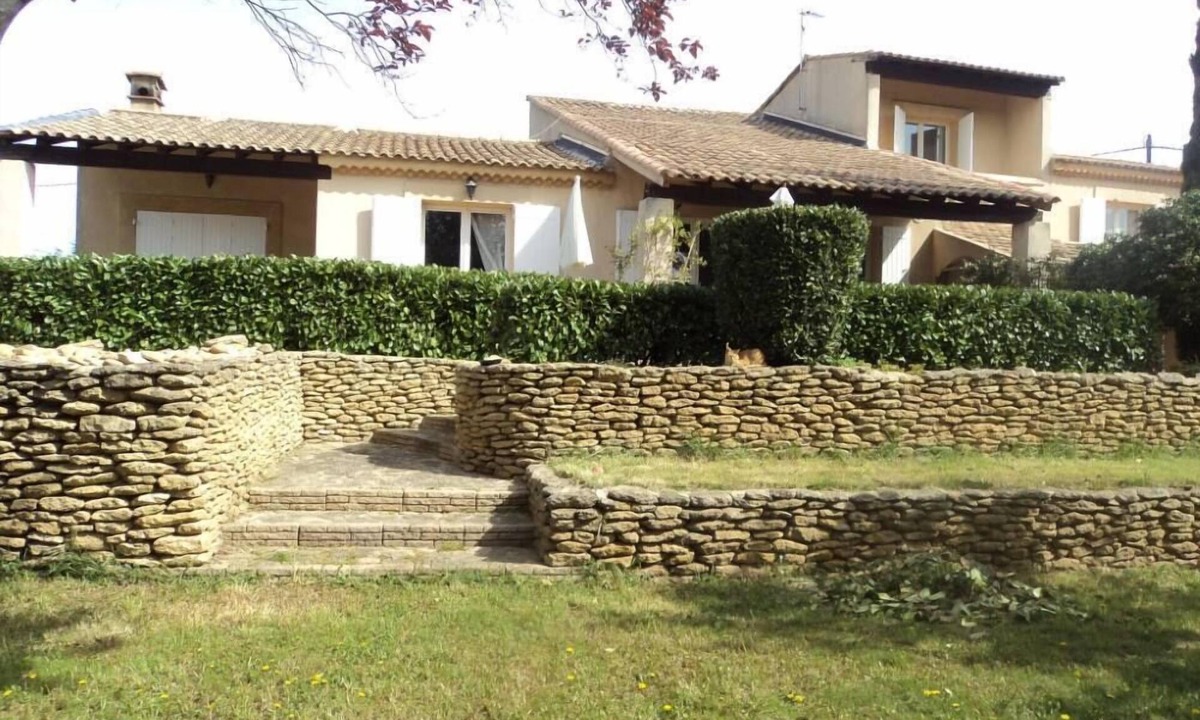 Sorgues House | Spacious villa with large air-conditioned pool courtyard electric gate