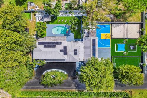 Pompano Beach House | Spacious villa wpool courts game room