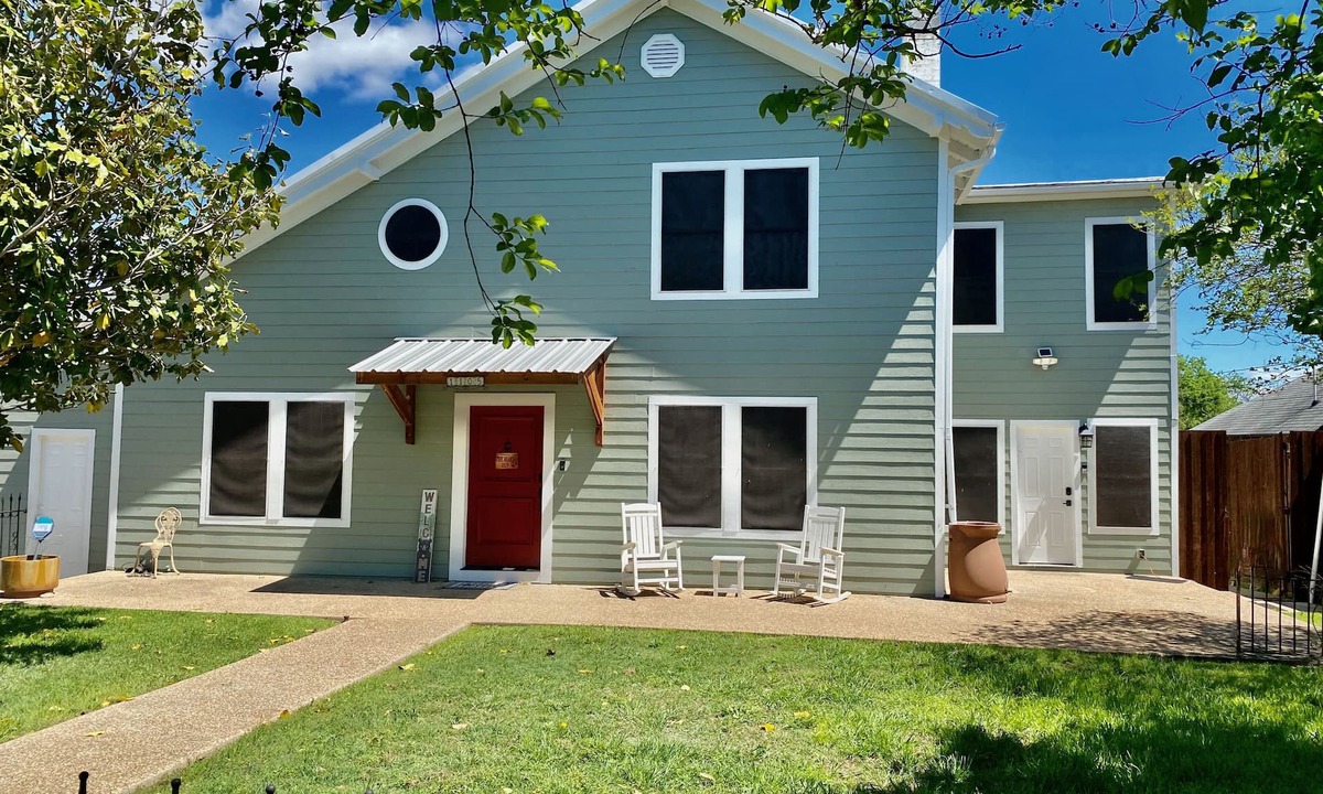 Waco House | Spacious Waco Bear Den-5 BR/4BA + Mother-in-law Suite Attached Garage Hottubn