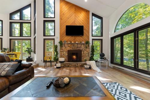 East Stroudsburg Villa | Spacious Waterfront Mansion wHot tubPoolTable