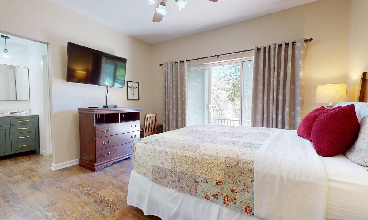 New Braunfels Condo | Spacious Waterfront Comal River Condo : CW C105 : Free Tubes with Rental!