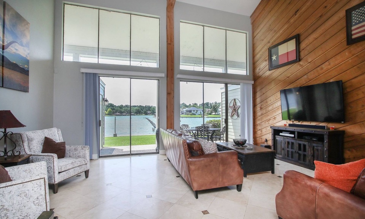 April Sound Condo | Spacious Waterfront Condo on Lake Conroe