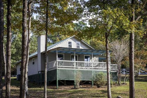 Zwolle House | Spacious Waterfront Cabin Overlooking Private Pond near Zwolle, Louisiana