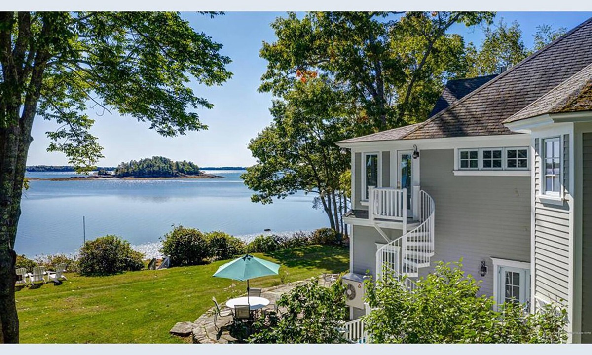 Freeport House | Spacious Waterfront Luxury Home