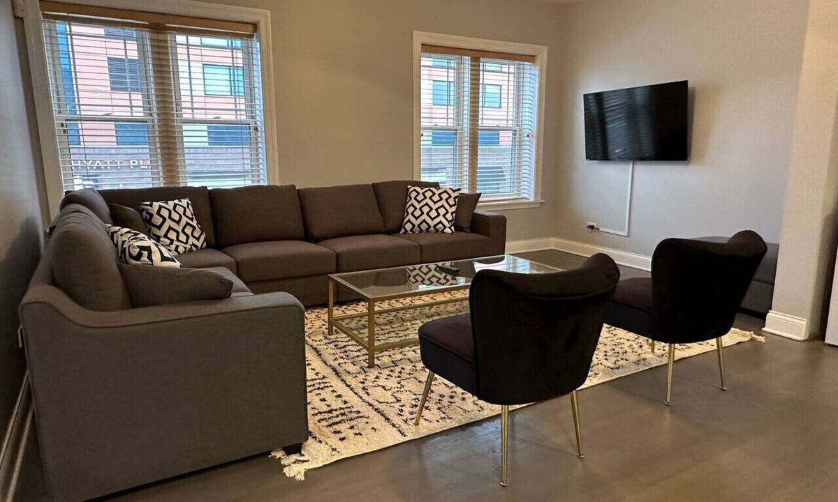 Wicker Park Condo | Spacious Wicker Park Hideaway with Parking!