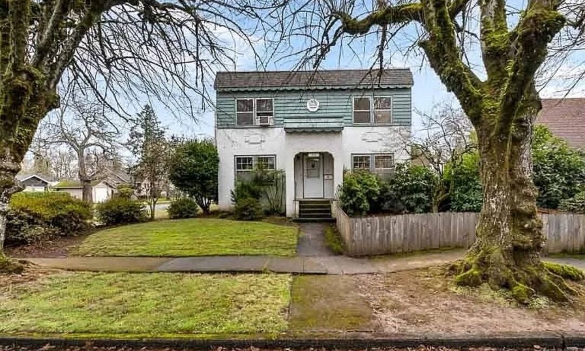 Southeast Salem House | Spacious Willamette Wine Country Manor + Hot Tub