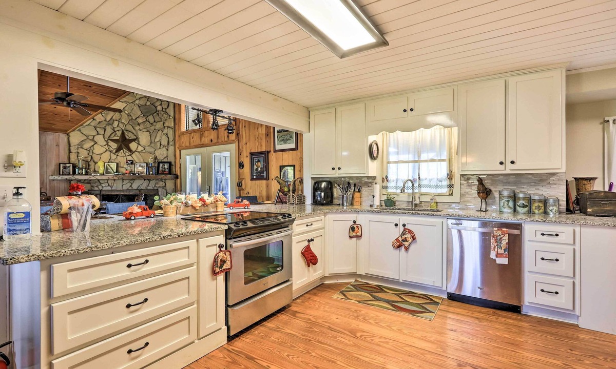 Inman House | Spacious Williamson Home: Private Yard & Deck