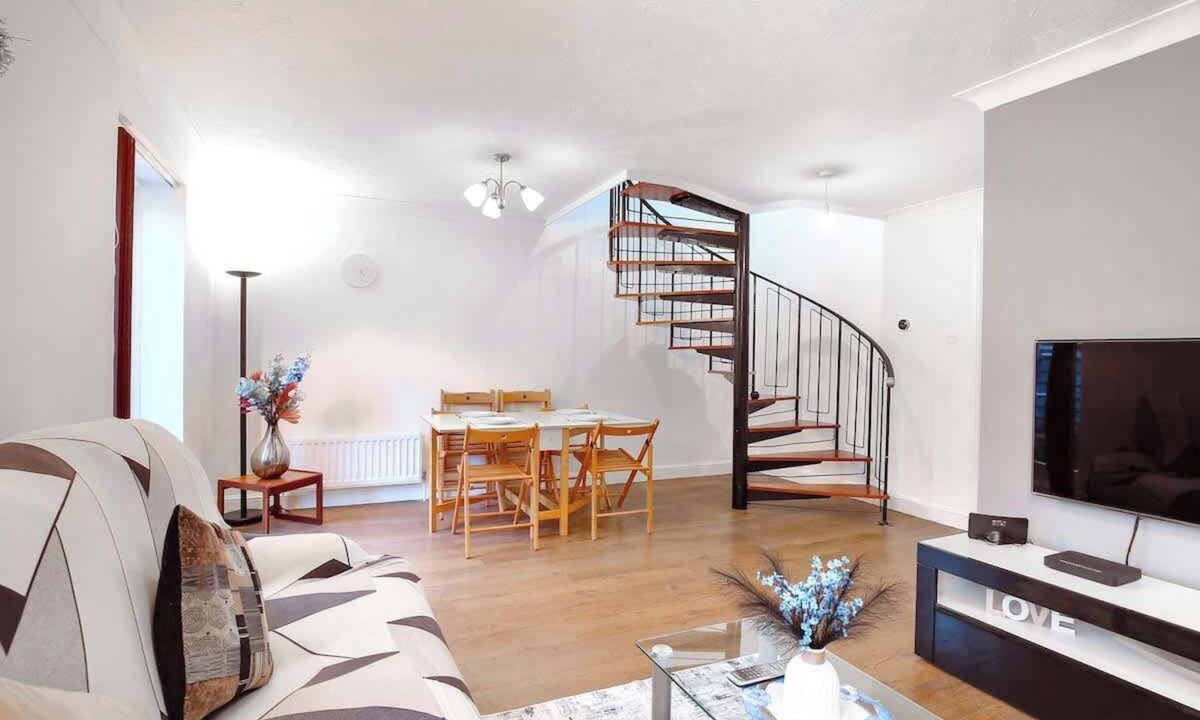 Lavender Fields House | Spacious Wimbledon House | Lovely Garden + Parking