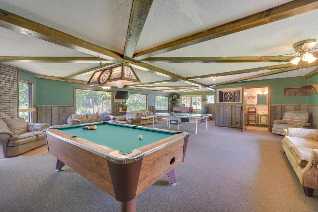 Winter House | Spacious Winter Retreat w/River Access + Kayaks!