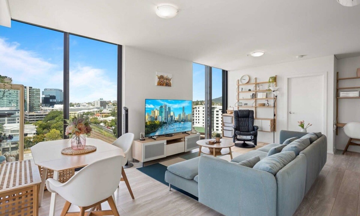 Toowong Apartment | Spaciously Bright 1-Bed Apartment