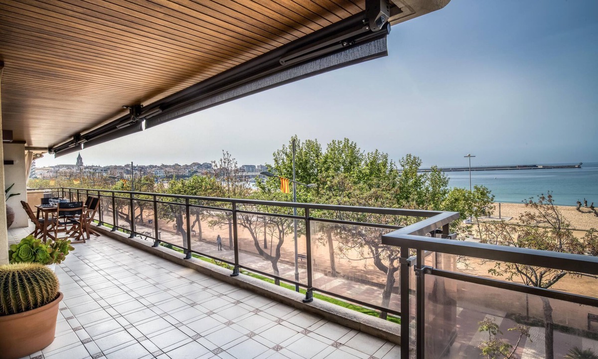Palamos Apartment | Spaciousness and Comfort: Elegant Seafront Apartment with Terrace in Palamós 🌊✨