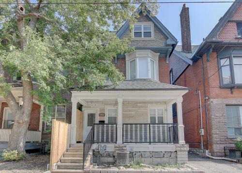 Midtown Toronto House | Spadina Boutique Rooms