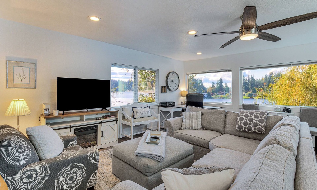 Fort Lewis House | Spanaway Lakefront House: Dock, Fire Pit