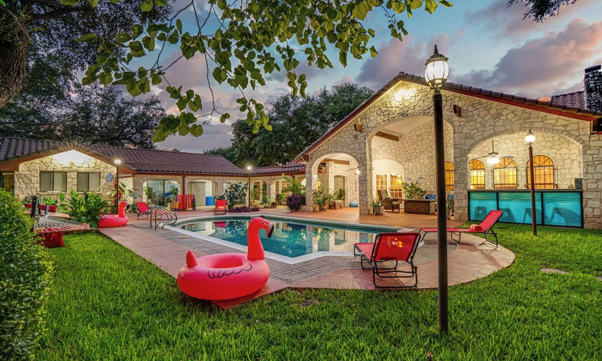 North San Antonio - SAT House | Spanish Hacienda-Heated Pool-Outdoor Oasis-HUGE Game Room-Sleeps 16-EPIC!