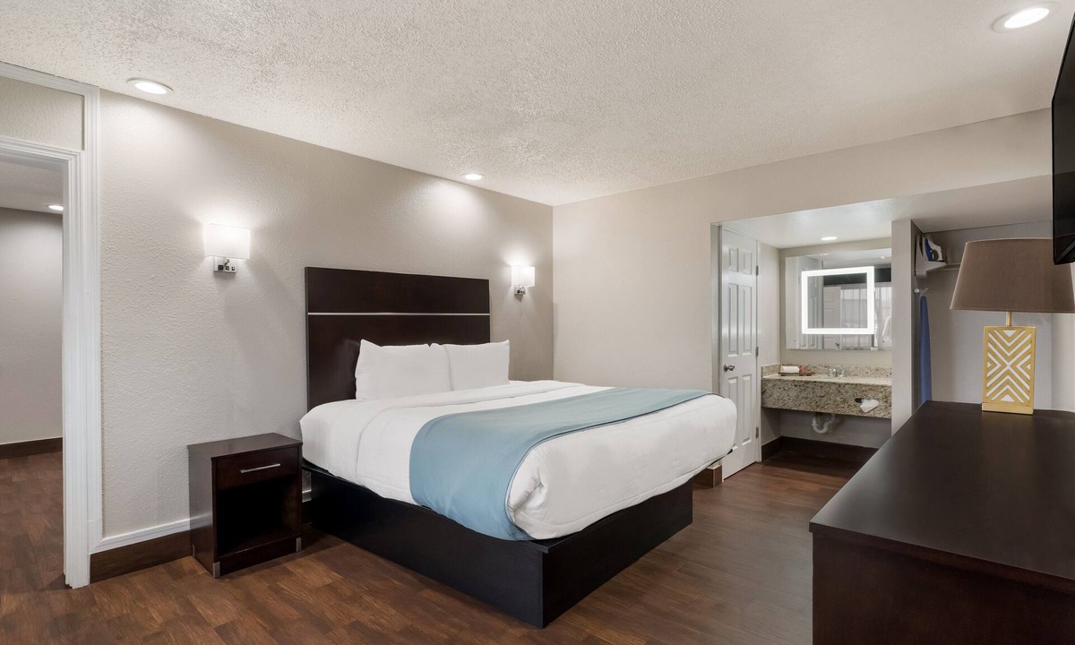 Bonanza Hotel | Spanish Trails Inn