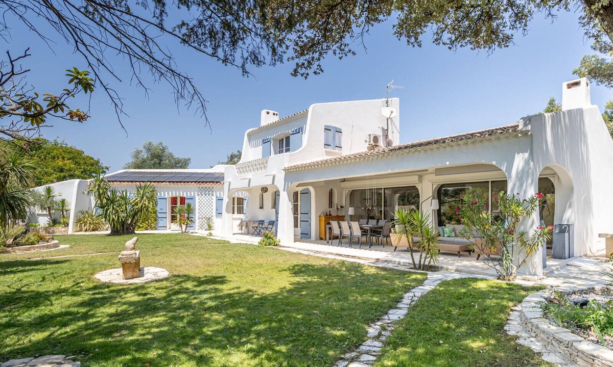 Bellegarde Villa | SPANISH VILLA - IBIZA IN THE GARD!