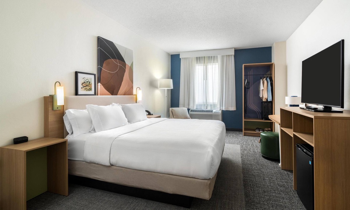 Fairborn Hotel | Spark by Hilton Dayton Fairborn