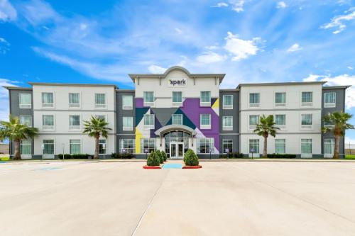 Victoria Hotel | Spark by Hilton Victoria