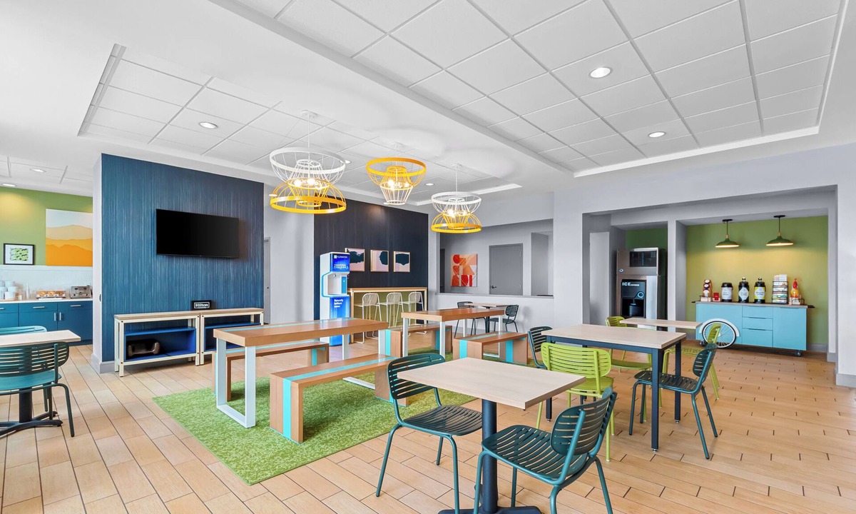 Victoria Hotel | Spark by Hilton Victoria
