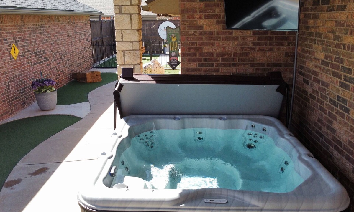 Lubbock House | Spark Getaways: The Mulligan Spa and Golf