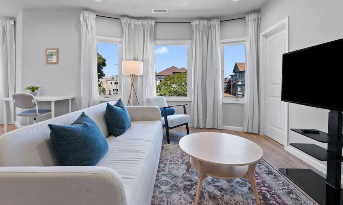 West Oakland House | Sparkling New 2BR near BART