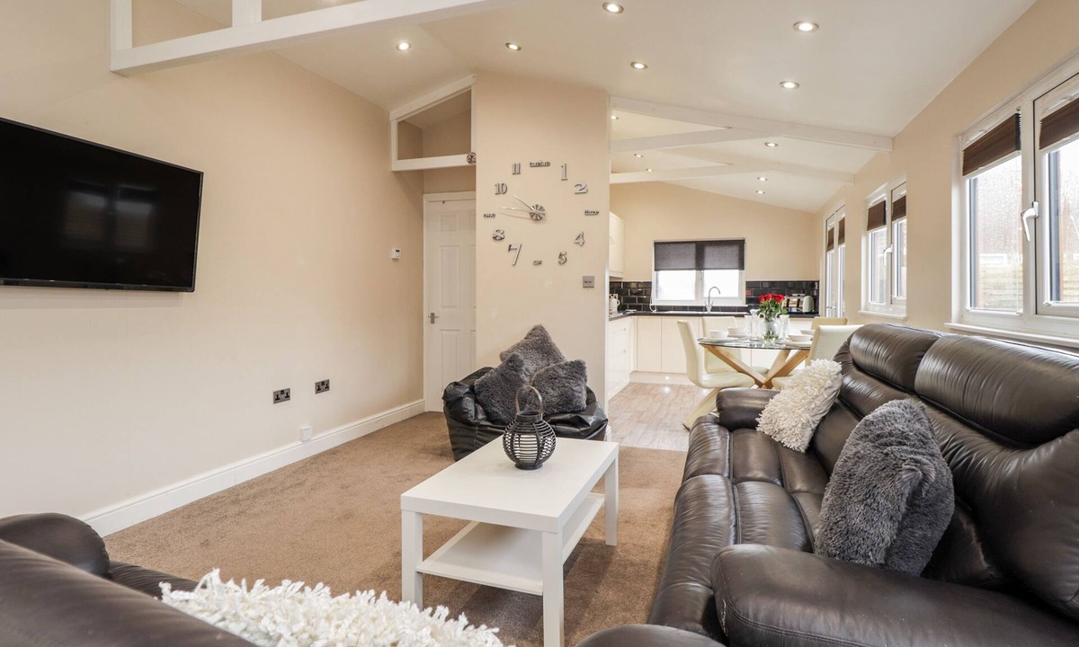 Icklesham House | Sparrows Den Lodge