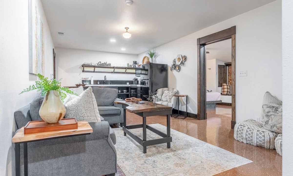 Livingston House | Speakeasy-2 bedroom/2 bath- on the Downtown Square