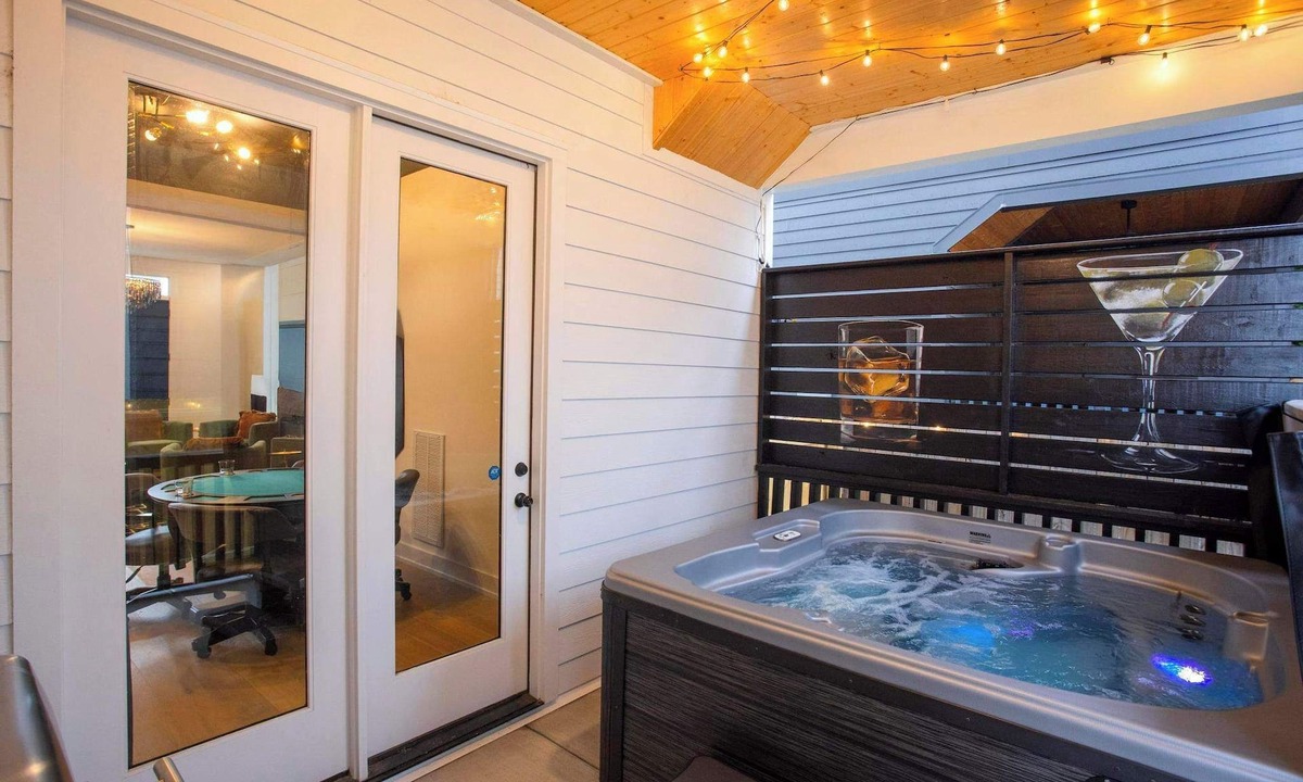 Nashville House | Speakeasy Glamour: Rooftop, Hot Tub + Dolly Mural