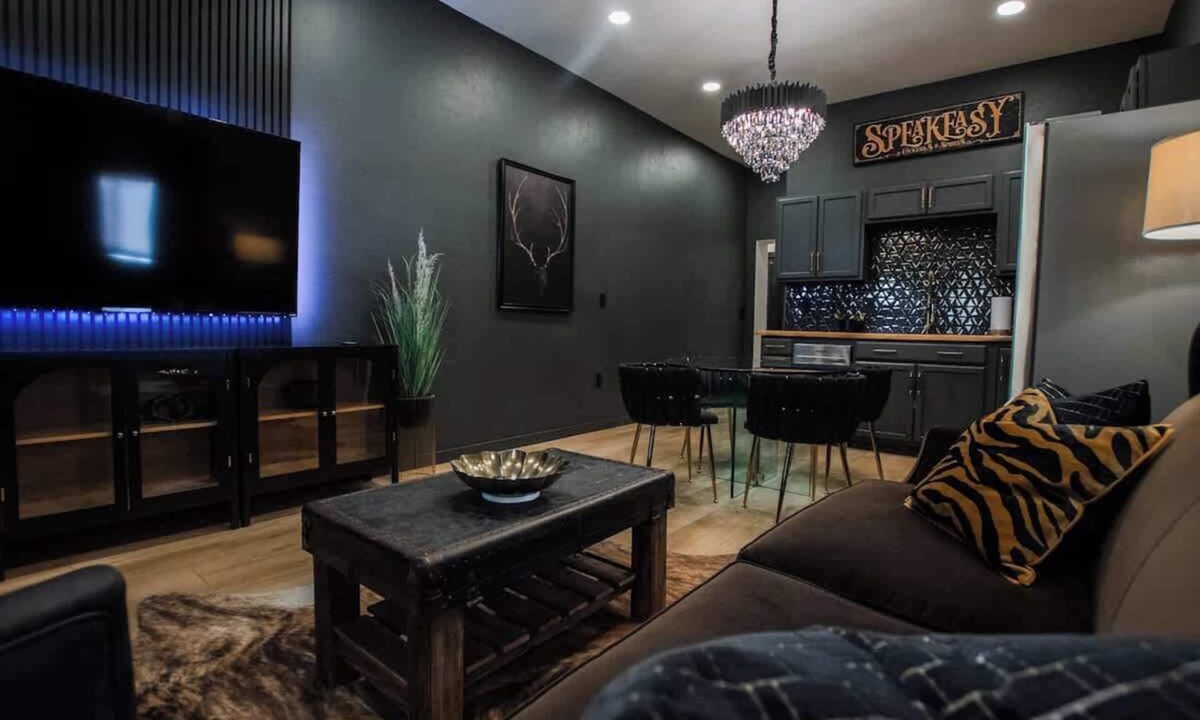 South Broadway Apartment | "Speakeasy Suite" @ ArnoTriplex!