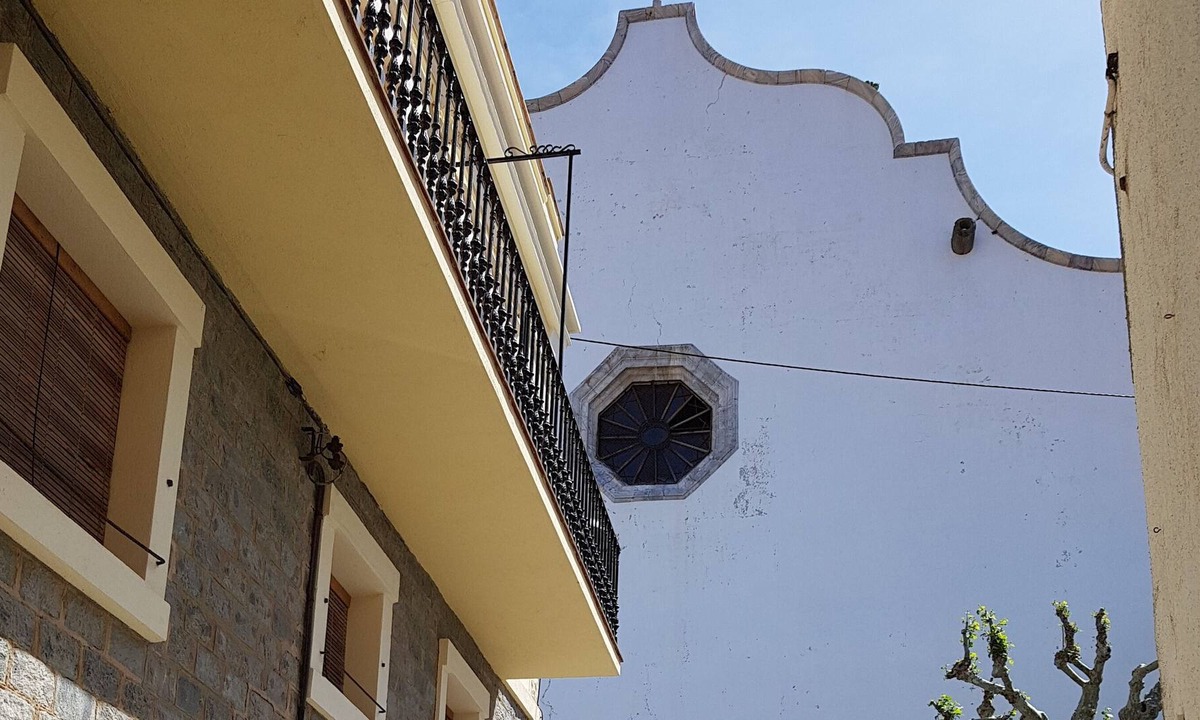Port de la Selva Apartment | SPECIAL OFFER IN CHARMING APARTMENT IN PLAZA DE LA IGLESIA