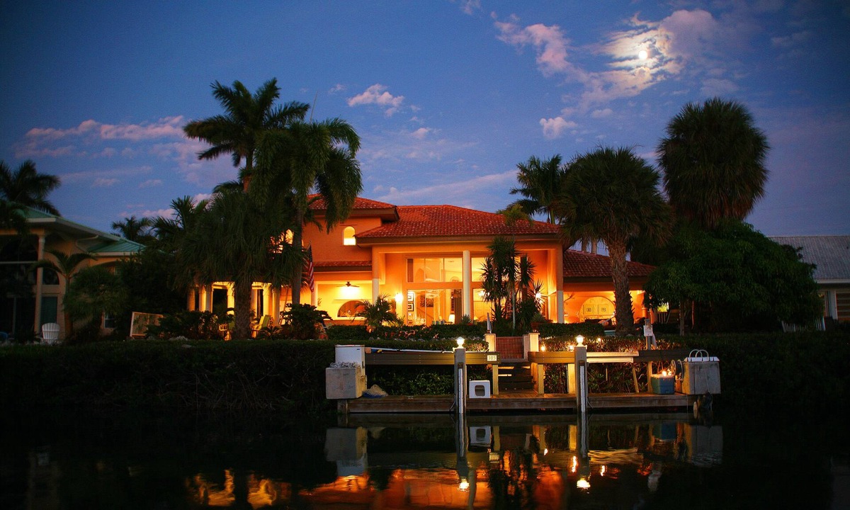 Coury House | Special : May 2 - 16 - 2975 per week !