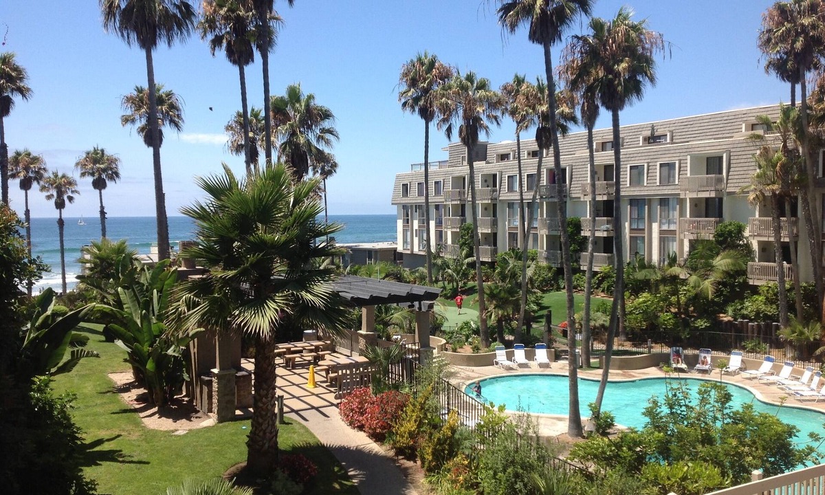 Townsite Condo | SPECIAL PRICES! "C" Bldg/Corner unit near Pool/Jacuzzi/Parking/Elevator