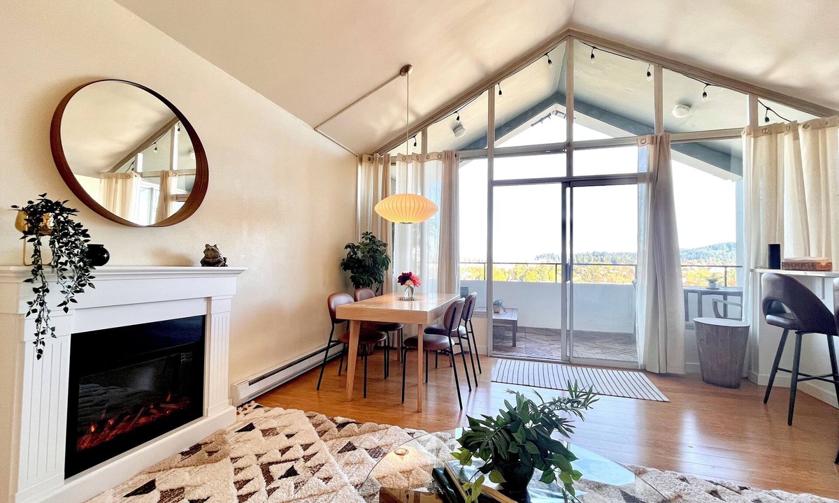 West Eugene Condo | Special Sunrise Luxury Penthouse