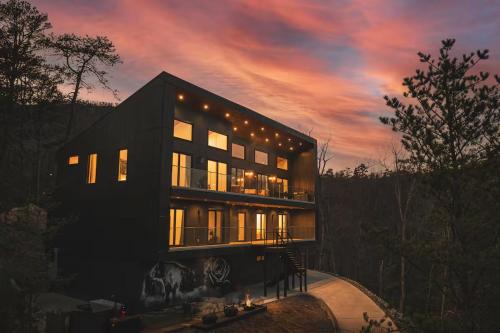 Lake Lure House | SPECIALS! Ultra-Modern Mountain Luxury, Hot tub, Rumbling Bald Resort access!