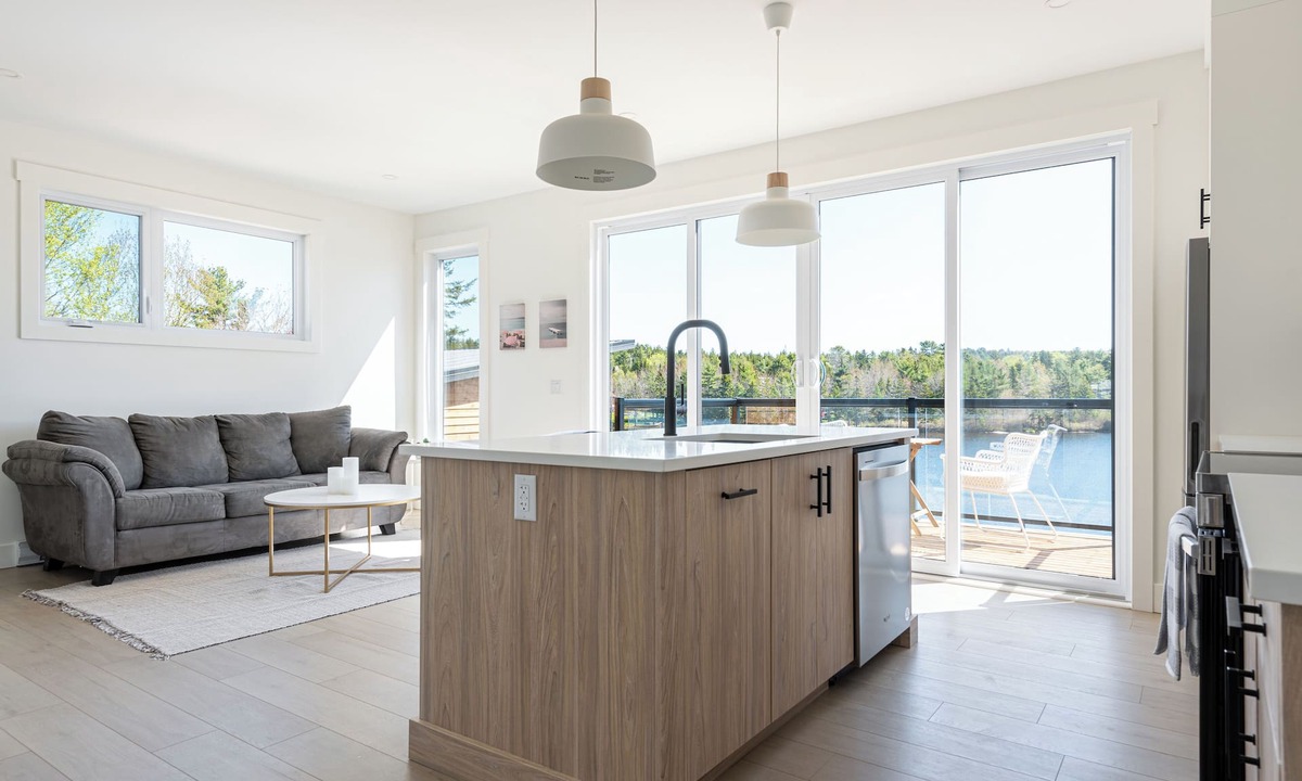 Chester House | Spectacular 2 Bedroom Lakehouse!