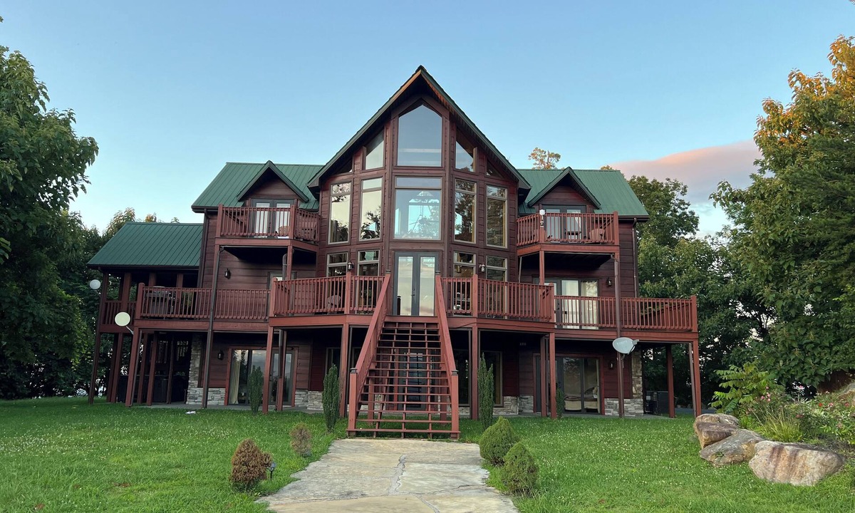 Sevierville Cabin | Spectacular 360° Valley Views! 10min to Pigeon Forge, HotTub/PoolTable