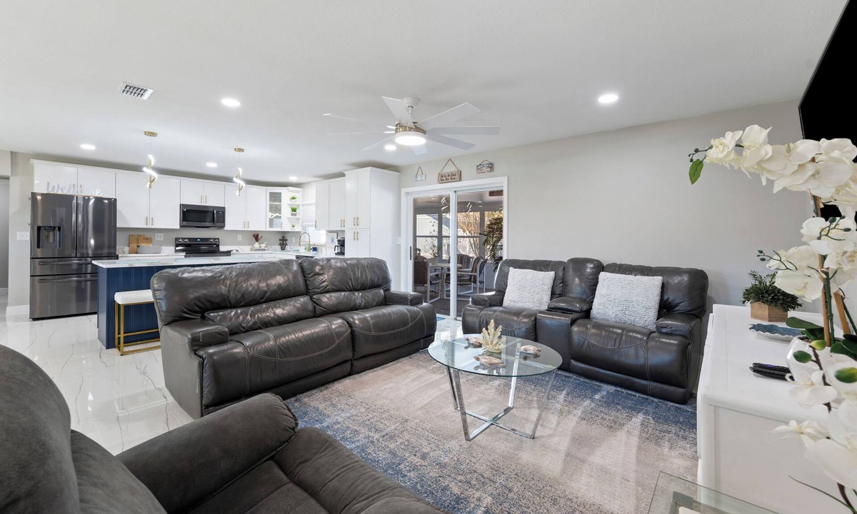 Lakeland House | Spectacular 4-Bedroom Family Home with a Pool