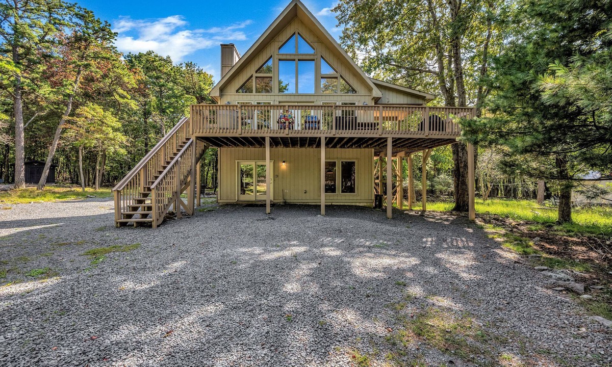 Lake Harmony Estates House | Spectacular Chalet, Hot Tub ,Pool Table, Foosball Table, Fire Pit, Lake & Beach
