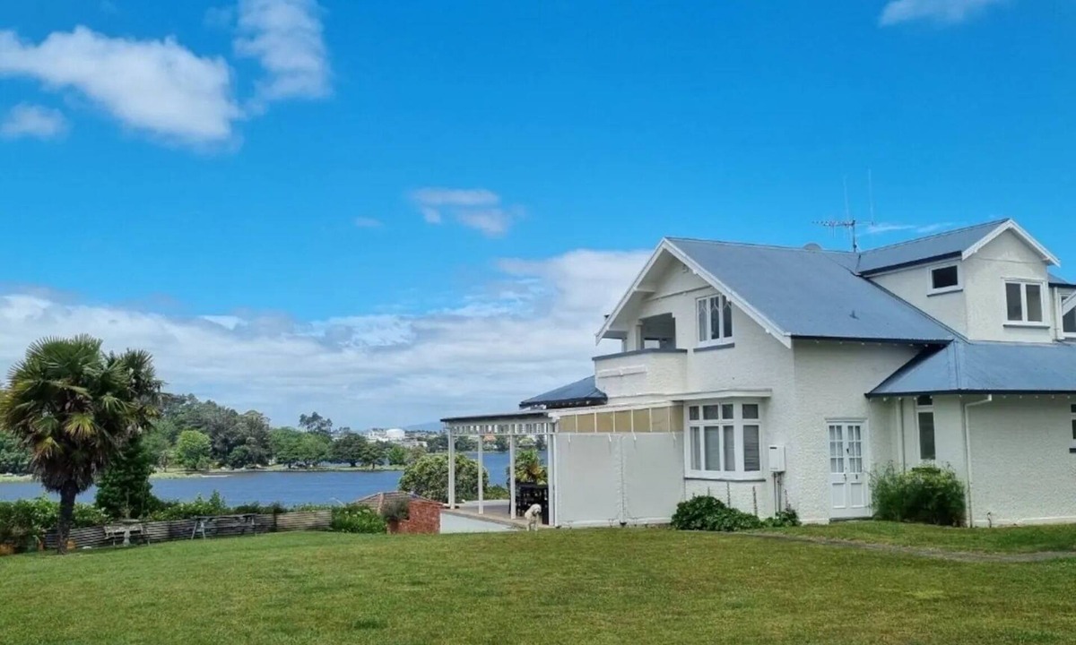 Frankton House | Spectacular Hamilton Lake Views