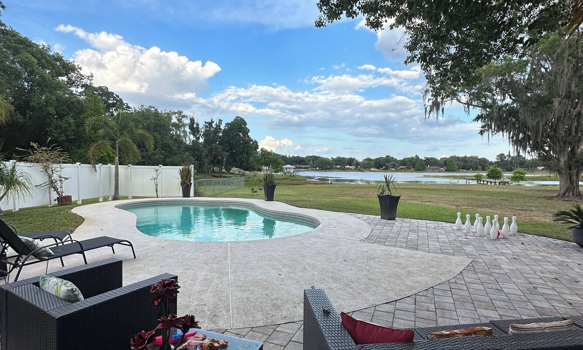 Lutz House | Spectacular Lake Front House