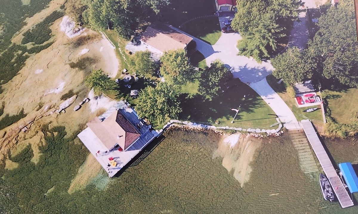 Rama Cottage | Spectacular Lakefront Cottage Retreat on Lake Couchiching sitting on 3/4 acres.