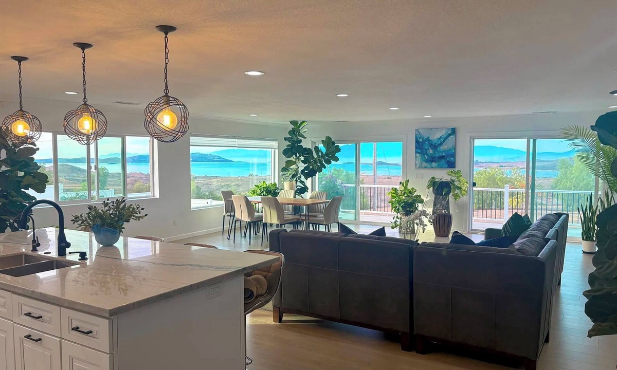 Perris House | Spectacular lakeview, spacious, remodeled 3+2 bedroom house on large lot.