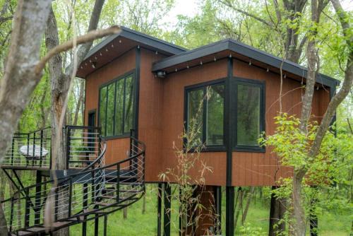Cotton Gin House | Spectacular Luxurious Tree House with Jacuzzi and Fire Pit in Texas