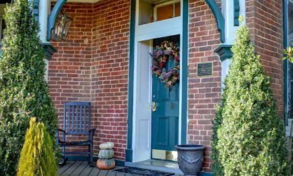Amherst House | Spectacular Mountain View, Historic House