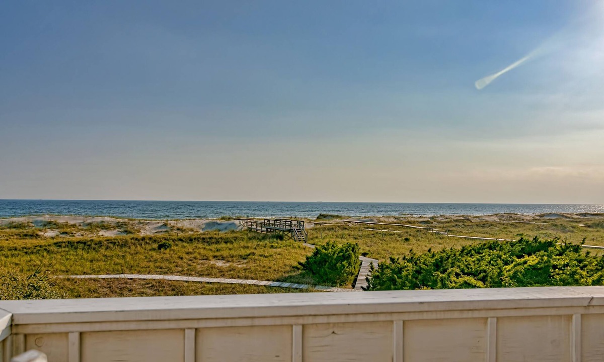 South Beach House | Spectacular ocean front cottage; expansive views from the upper deck and reverse floor plan