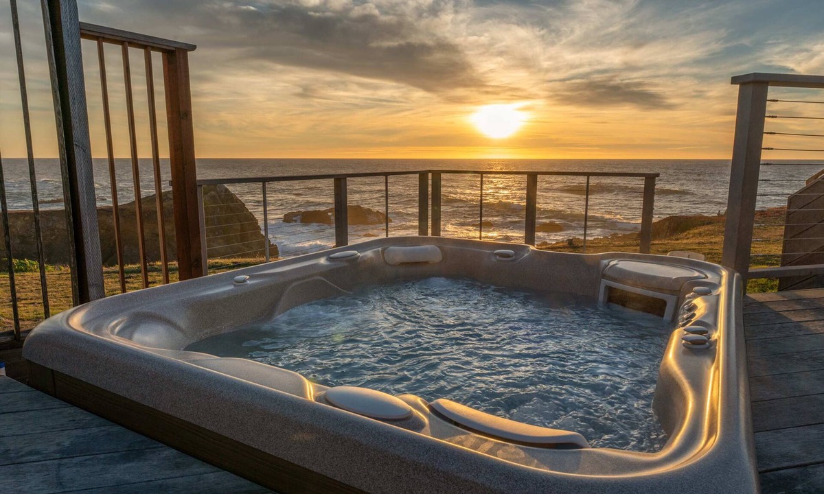 Fort Bragg House | Spectacular Oceanfront Studio with Hot Tub & Loft